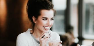 FCC chair accuses Verizon of throttling unlimited data to boost profits