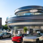 Tesla’s Retro Diner is Here – Where the Future Meets the 1950s! Tesla’s retro-futuristic diner in Los Angeles with EV Superchargers, neon lights, and roller-skating servers serving food