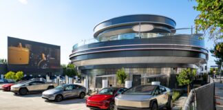 Tesla’s Retro Diner is Here – Where the Future Meets the 1950s! Tesla’s retro-futuristic diner in Los Angeles with EV Superchargers, neon lights, and roller-skating servers serving food