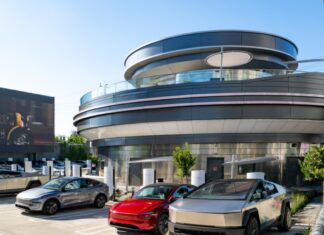 Tesla’s Retro Diner is Here – Where the Future Meets the 1950s! Tesla’s retro-futuristic diner in Los Angeles with EV Superchargers, neon lights, and roller-skating servers serving food