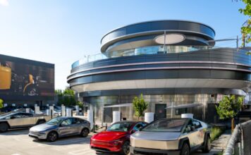 Tesla’s Retro Diner is Here – Where the Future Meets the 1950s! Tesla’s retro-futuristic diner in Los Angeles with EV Superchargers, neon lights, and roller-skating servers serving food