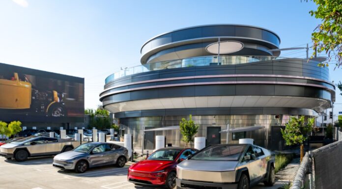Tesla’s Retro Diner is Here – Where the Future Meets the 1950s! Tesla’s retro-futuristic diner in Los Angeles with EV Superchargers, neon lights, and roller-skating servers serving food